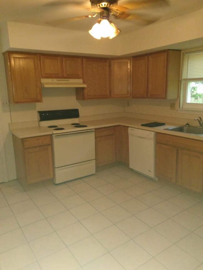 325 Olive Ave, Unit First in Horsham, PA - Building Photo - Building Photo