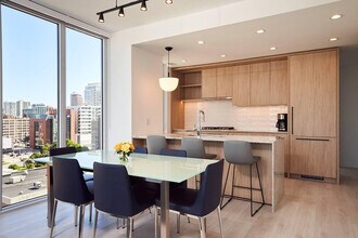 369 W Grand Ave in Chicago, IL - Building Photo - Building Photo