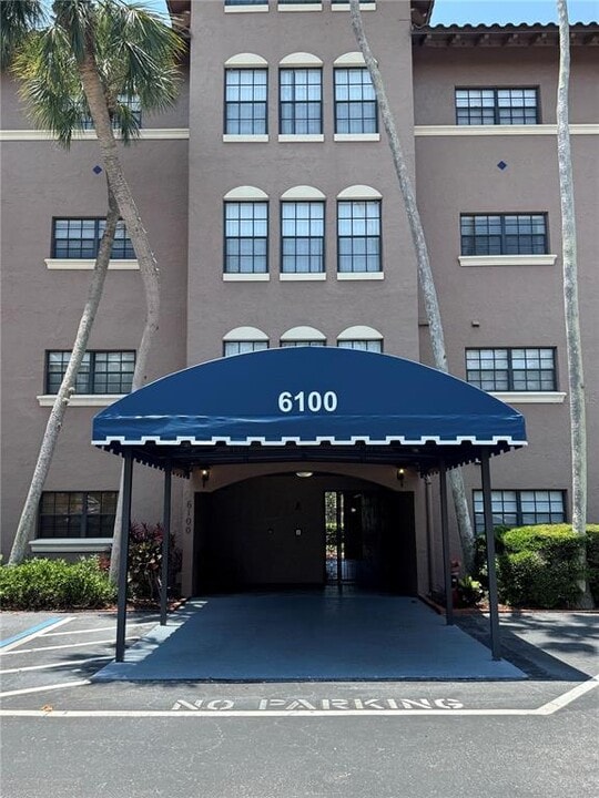 6100 Gulfport Blvd S in Gulfport, FL - Building Photo