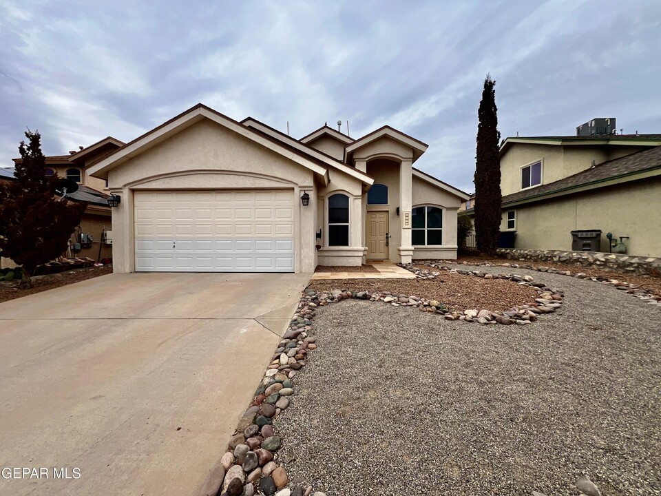 1445 Paseo De Flor St in El Paso, TX - Building Photo