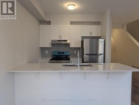 375 Les Emmerson Dr in Ottawa, ON - Building Photo