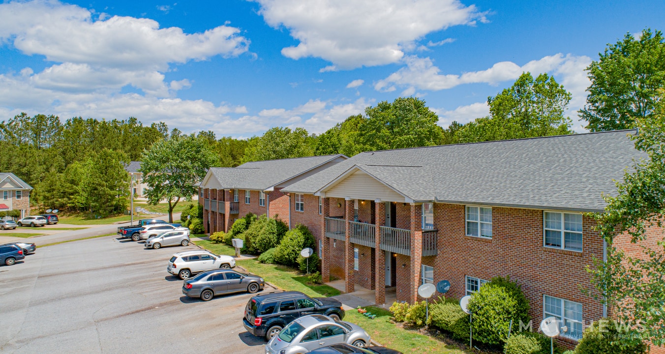 Crown Point in Cornelia, GA - Building Photo