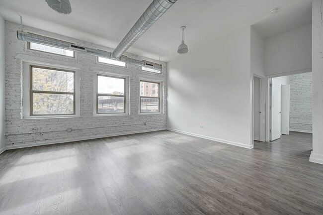 932 W Dakin St, Unit 304