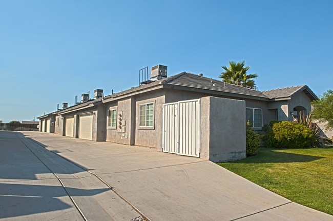 Blue Mountain Apartments in Bakersfield, CA - Foto de edificio - Building Photo