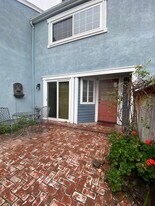 700 E Lake Dr in Orange, CA - Building Photo