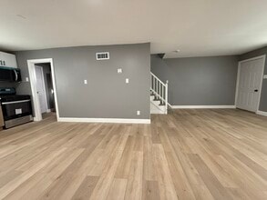 5802 Fleetwing Dr in Levittown, PA - Foto de edificio - Building Photo