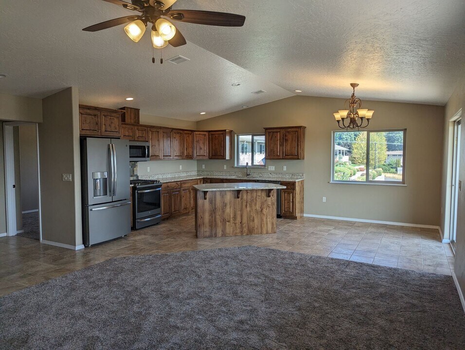 932 Cedar Ave in Lewiston, ID - Building Photo