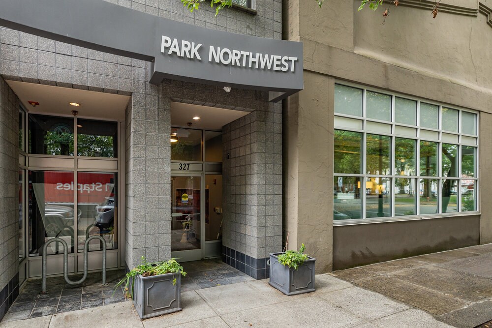 327 NW Park Ave in Portland, OR - Building Photo