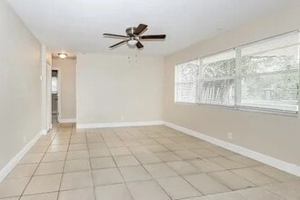 5670 S 38th Ct in Greenacres, FL - Foto de edificio - Building Photo