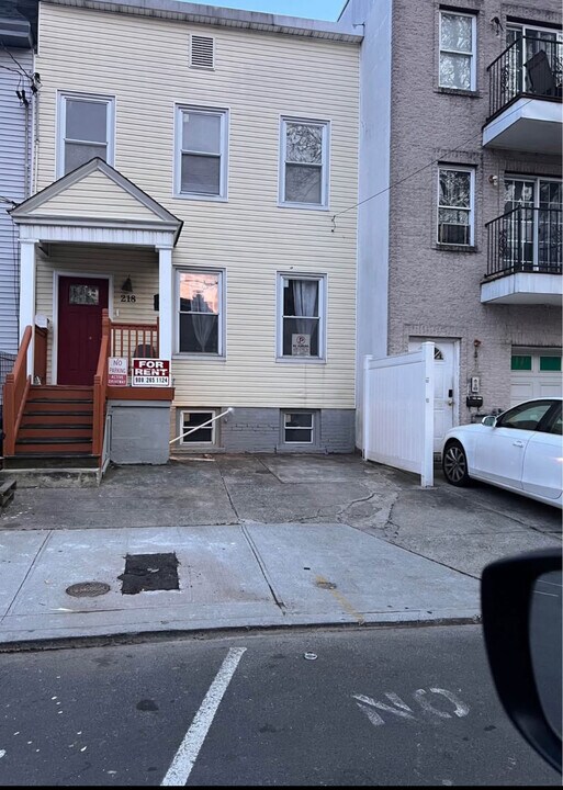 218 Delaware Ave, Unit 1 in Jersey City, NJ - Foto de edificio