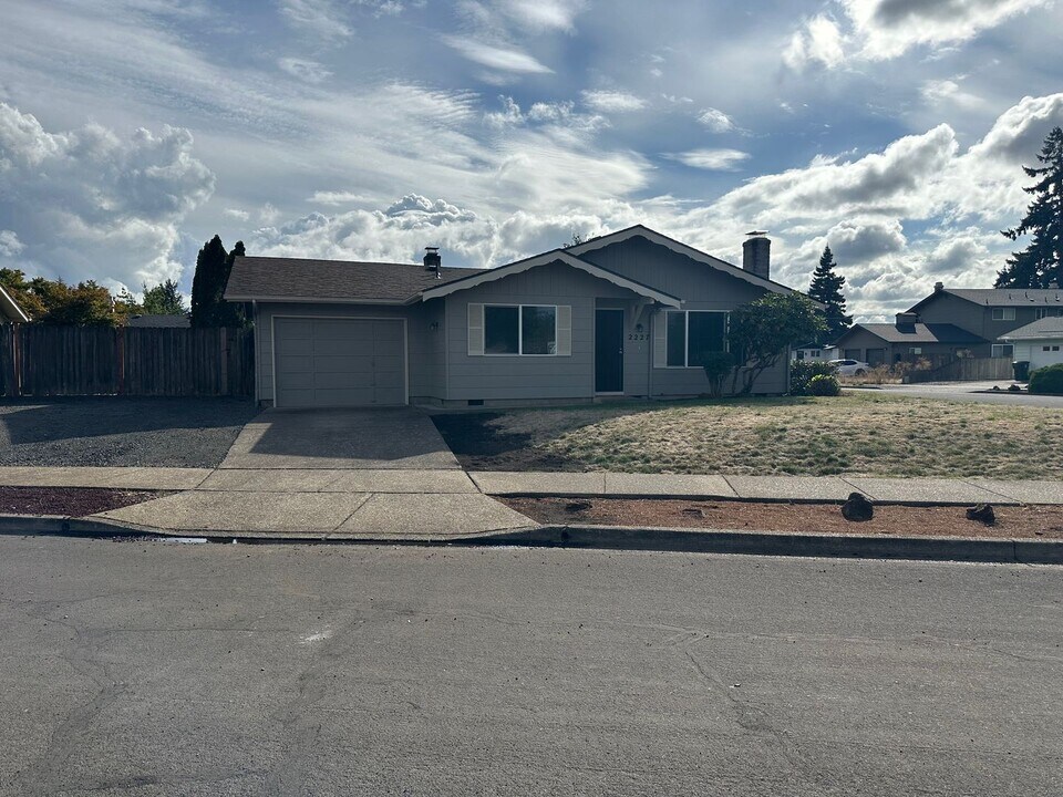 2227 6th St in Springfield, OR - Building Photo