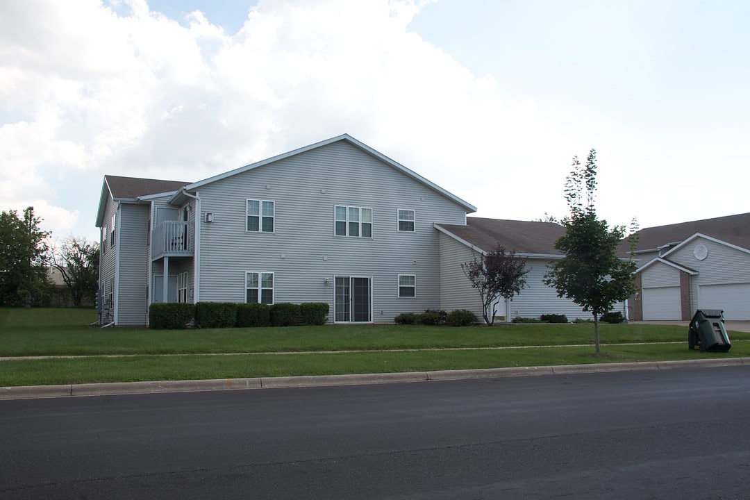841-849 St. Albert The Great Dr in Sun Prairie, WI - Building Photo