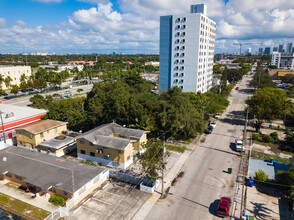 1833 NW 35th St in Miami, FL - Building Photo - Building Photo