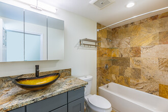 MBAY GATEWAY SUITES in San Diego, CA - Building Photo - Interior Photo