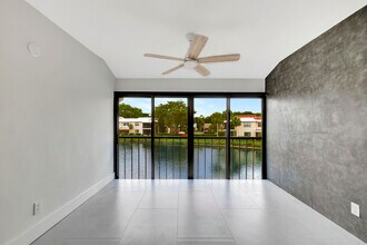 7898 Eastlake Dr in Boca Raton, FL - Building Photo - Building Photo