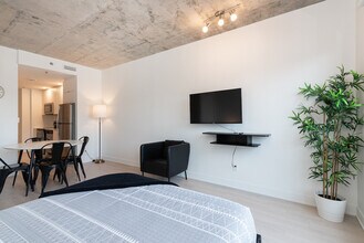 67 Boul. de Maisonneuve E, Unit SI ID1261840P in Montréal, QC - Building Photo - Building Photo