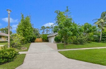 12171 Old Country Rd N in Wellington, FL - Foto de edificio - Building Photo