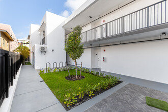 1547 NW 2nd St, Unit 101 in Miami, FL - Building Photo - Building Photo