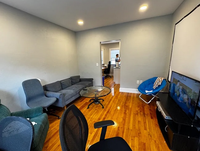 74 Frederick Ave, Unit #2 in Medford, MA - Building Photo - Building Photo