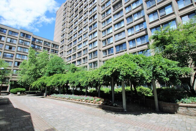 1731 Beacon St, Unit 304 in Brookline, MA - Foto de edificio - Building Photo