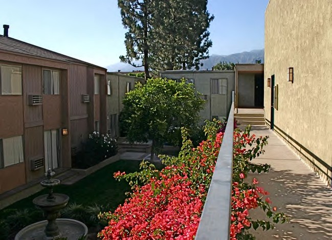 Rosewood Gardens in San Gabriel, CA - Foto de edificio - Building Photo