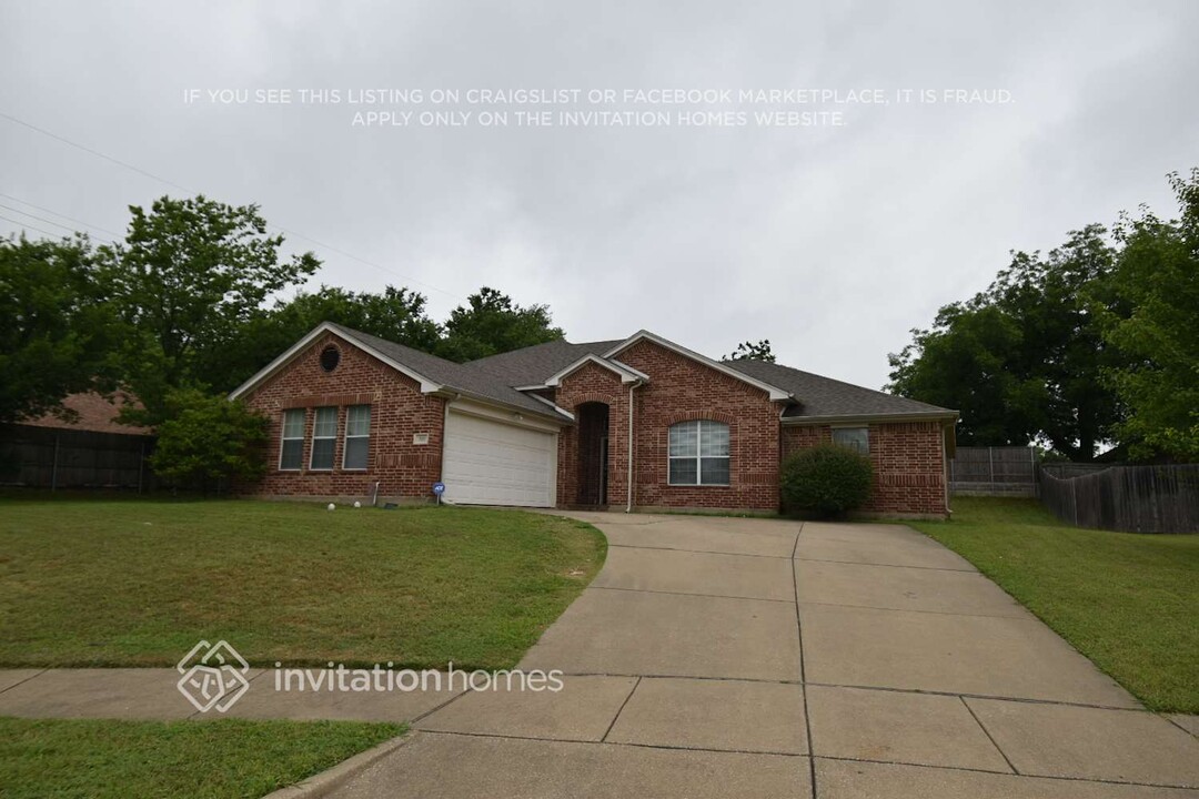 515 Hidden Meadow Ct in Desoto, TX - Foto de edificio