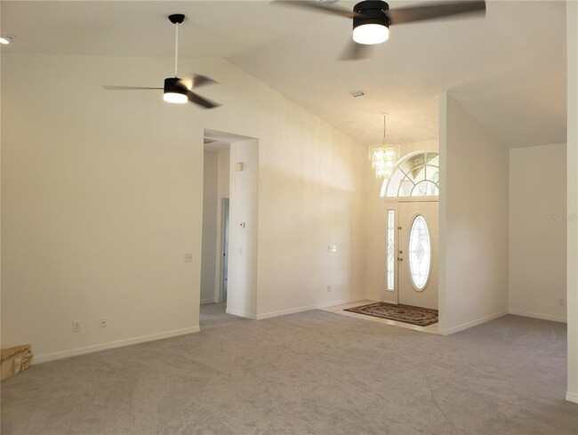 327 N Taylor Rd in Seffner, FL - Building Photo - Building Photo