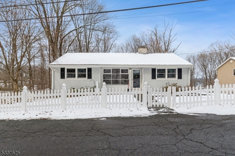 3 Castle Rock Rd in Lake Hopatcong, NJ - Building Photo