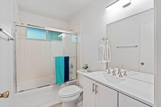 2585 Warrego Way in Sacramento, CA - Building Photo - Building Photo