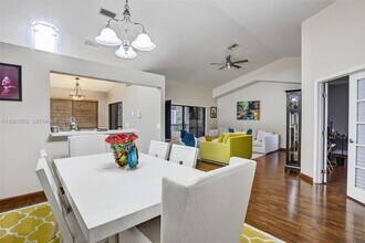 1002 NW 105th Ave in Plantation, FL - Building Photo - Building Photo