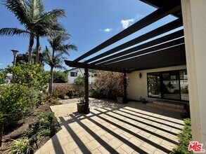 1443 Avenida de Cortez in Los Angeles, CA - Building Photo - Building Photo