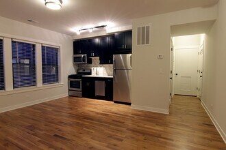 2209 W Eastwood Ave, Unit M02H in Chicago, IL - Building Photo - Building Photo