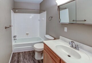 2323 Shoreland Ave in Toledo, OH - Building Photo - Building Photo