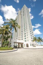 800 Claughton Island Dr in Miami, FL - Building Photo - Building Photo