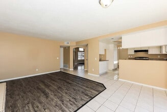 414 W Ella J Gilmore St in Apopka, FL - Foto de edificio - Building Photo