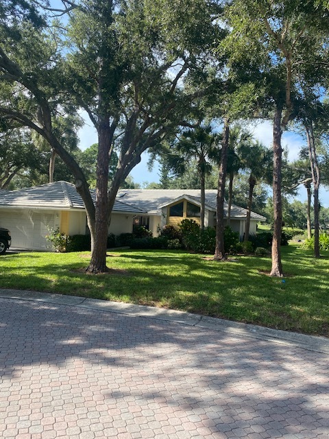 207 Southampton Dr in Venice, FL - Building Photo