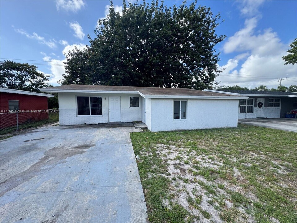 2720 NW 2nd St in Pompano Beach, FL - Building Photo