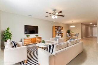 6953 Redbay Dr in Brooksville, FL - Foto de edificio - Building Photo