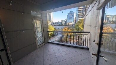 3334 Peachtree Rd NE, Unit 302 in Atlanta, GA - Foto de edificio - Building Photo