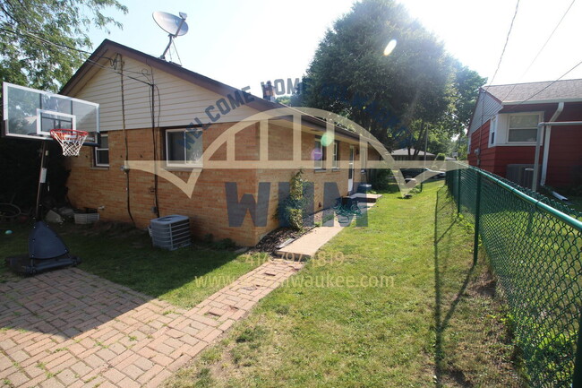 4133 N 99th St in Wauwatosa, WI - Building Photo - Building Photo