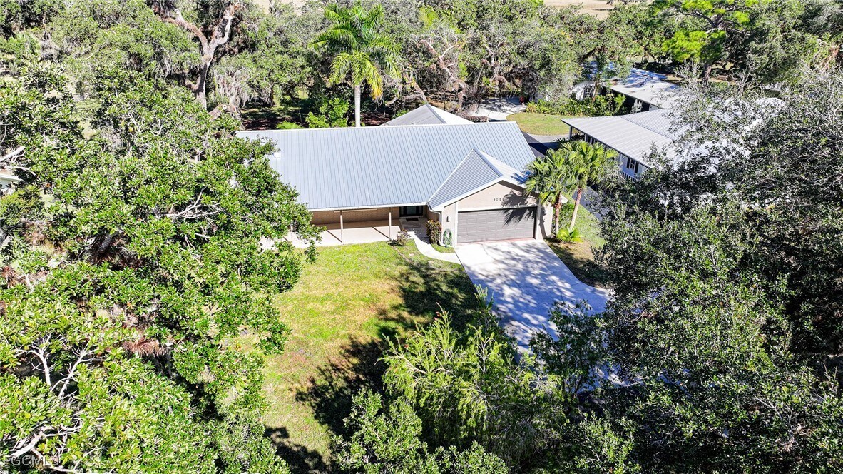 1250 Riverbend Dr in La Belle, FL - Building Photo