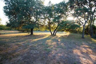 701 Roland Ln in Kyle, TX - Foto de edificio - Building Photo