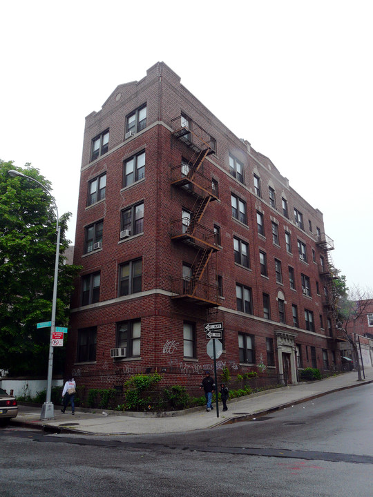 189 E Mosholu Pky in Bronx, NY - Building Photo