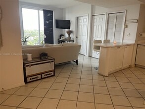 3500 Coral Way, Unit 709 in Coral Gables, FL - Foto de edificio - Building Photo
