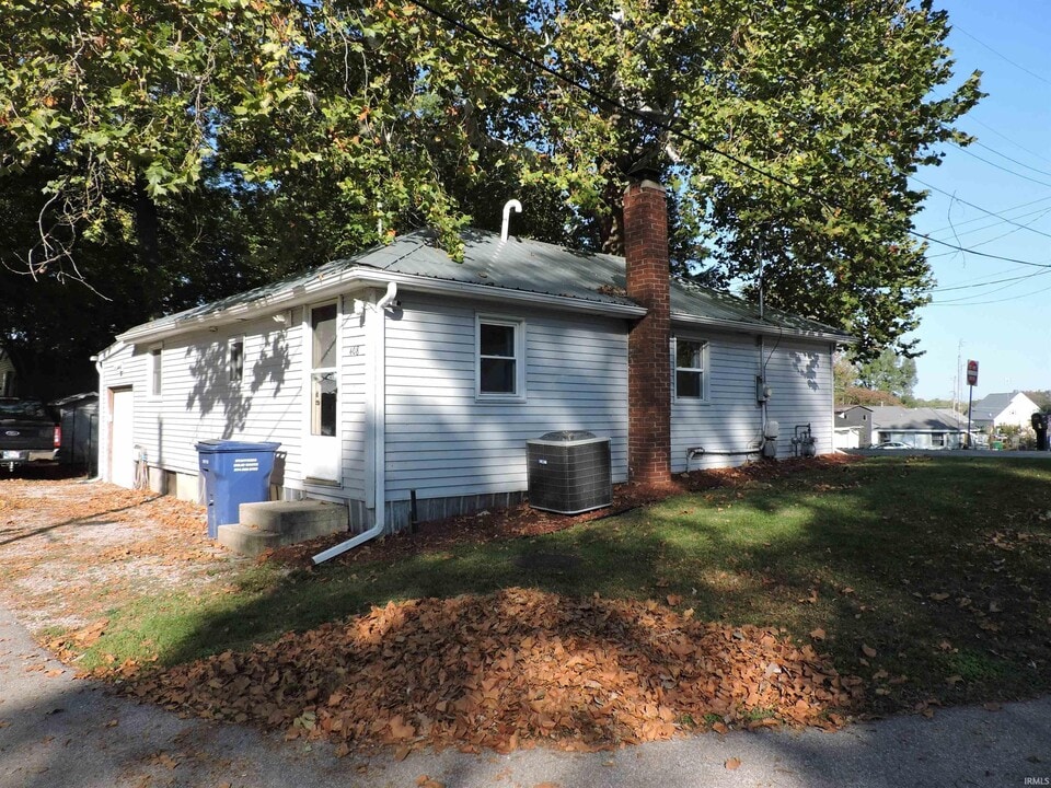 408 W Hilltop Ln in Silver Lake, IN - Building Photo