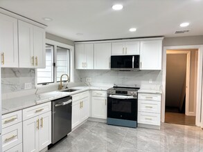 338 Langley Rd in Newton, MA - Building Photo - Building Photo