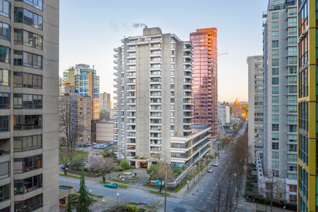 1444 Alberni St in Vancouver, BC - Building Photo