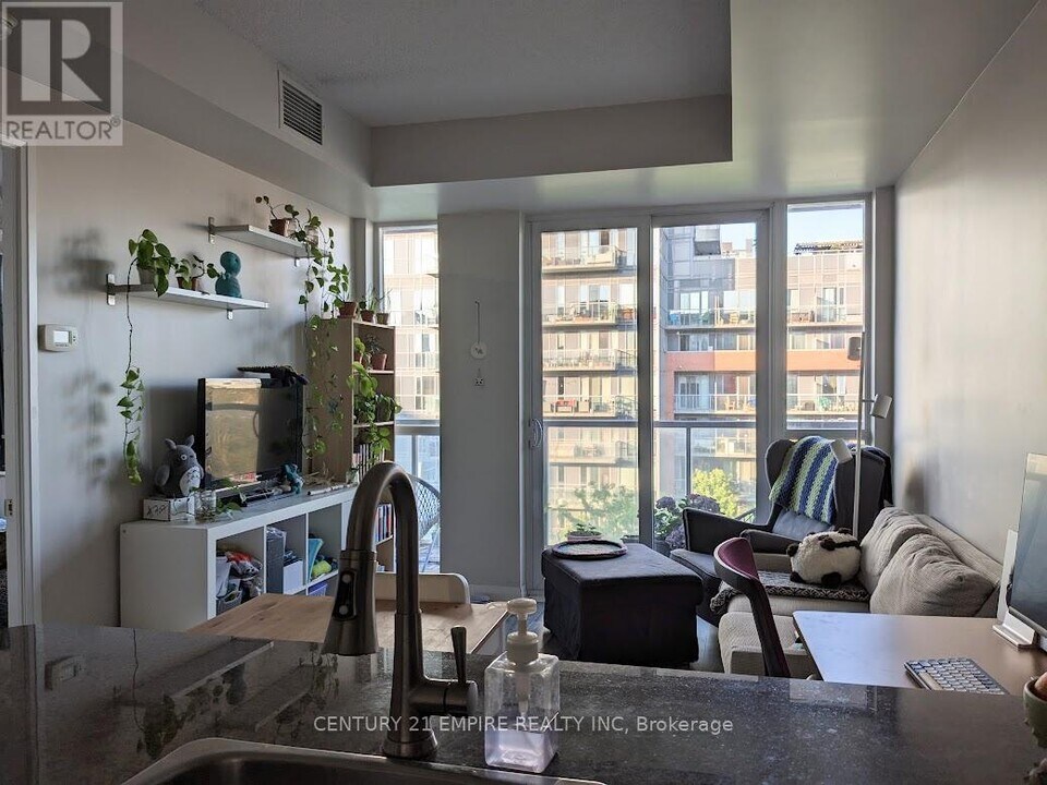 1-701 Cole St in Toronto, ON - Building Photo