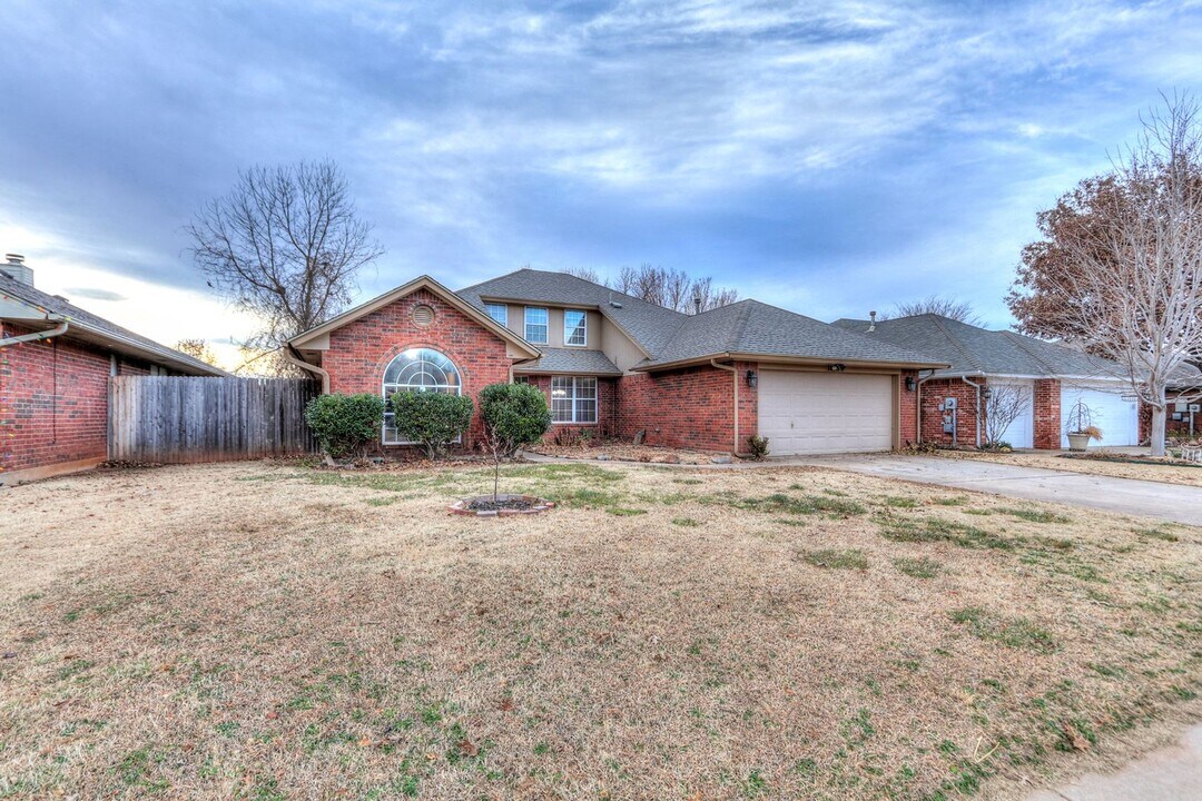 1005 Glacier Ln in Edmond, OK - Building Photo