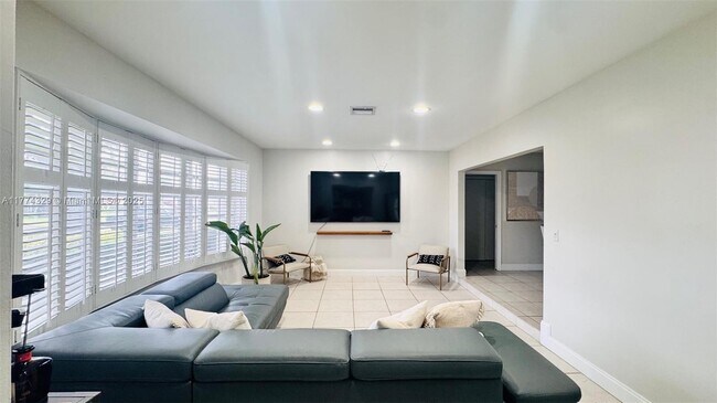 4900 Cleveland St in Hollywood, FL - Building Photo - Building Photo